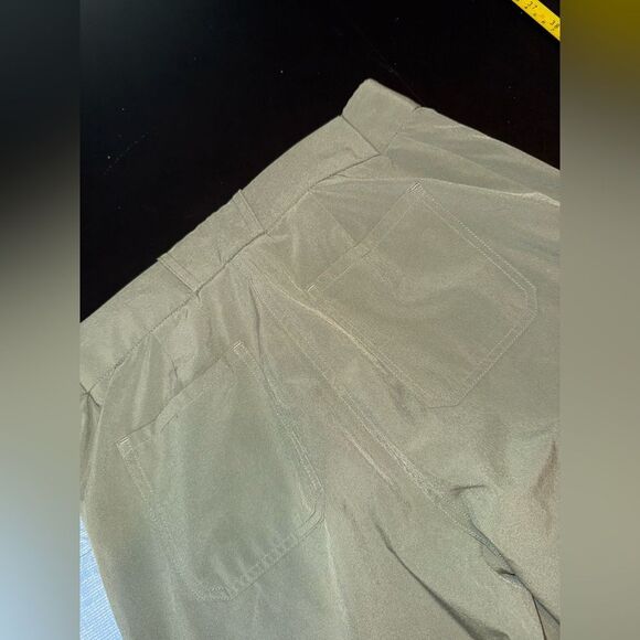 Athleta Tribeca Utility crop Pants in Laurel Olive Green Women’s size 2 EUC - Picture 8 of 10